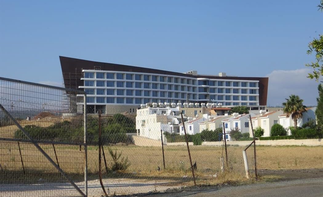 Ξενοδοχείο στο Λατσί – Εκτός από τις φωλιές των χελωνών, δεν βλέπουν ούτε τα παράνομα ξενοδοχεία στο Δήμο Πόλης Χρυσοχούς