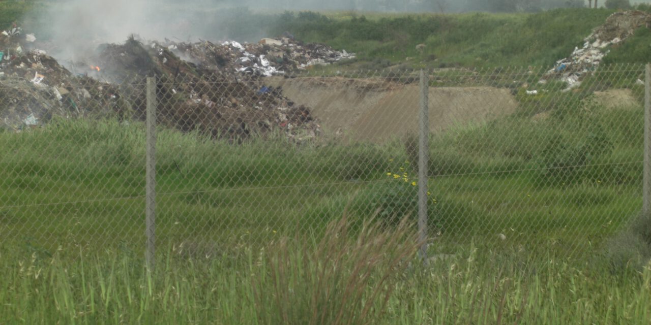 Συνεχίζεται η ανεξέλεγκτη λειτουργία σκουπιδότοπου μεταξύ των κοινοτήτων Αυγόρου – Λιοπέτρι. Καίγονται τα σκουπίδια με ανυπολόγιστες συνέπειες για το περιβάλλον και την υγεία των ανθρώπων.