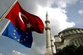 Κάποιοι πανηγυρίζουν για φραστικές αναφορές κατά της Τουρκίας, την ώρα που η ΕΕ ετοιμάζει νέα χρηματοδότηση προς την Άγκυρα