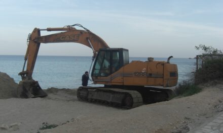 Οικολόγοι για Κόννο: Αντί να αντιμετωπίσουν τη διάβρωση, καταστρέφουν την παραλία