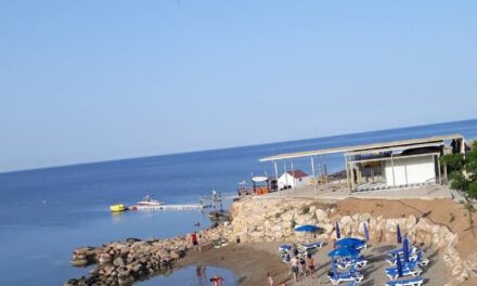 Παράνομη κατασκευή στην παραλία Μάλαμα – Προφανής η απουσία του κράτους, που περιορίζεται σε συστάσεις προς όσους παρανομούν