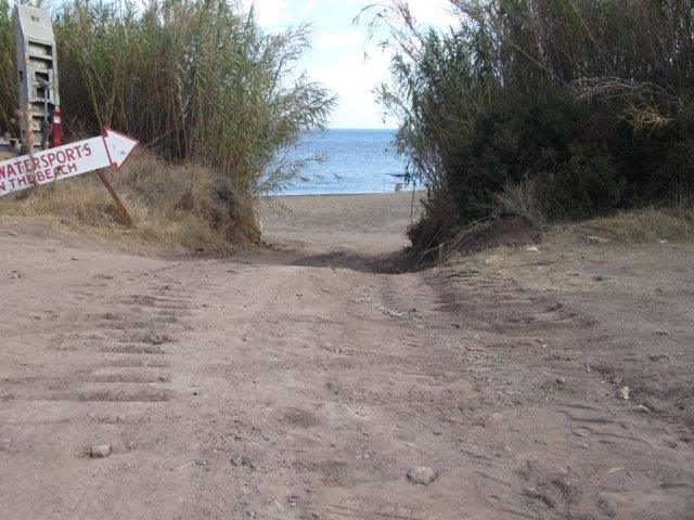 Πρόσβαση στην παραλία Ασπρόκρεμμου.
