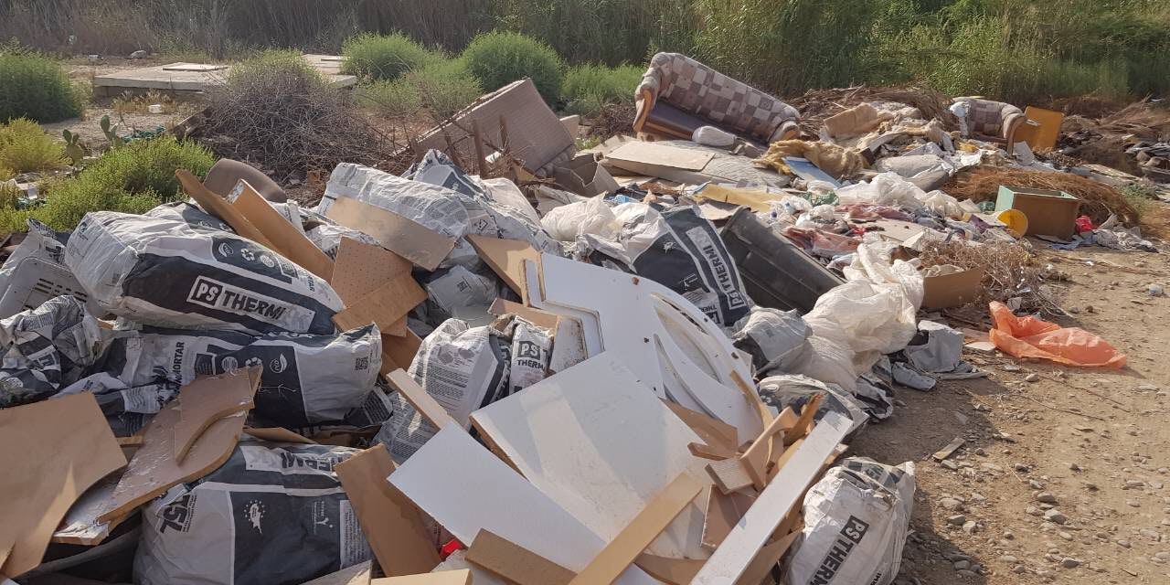 Δραματική η κατάσταση σε ρυάκι στην περιοχή Λατσιών – Τεράστιος συσσωρευμένος όγκος σκουπιδιών