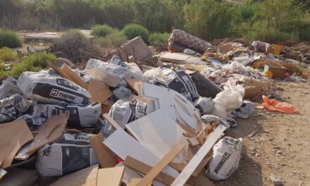 Δραματική η κατάσταση σε ρυάκι στην περιοχή Λατσιών – Τεράστιος συσσωρευμένος όγκος σκουπιδιών