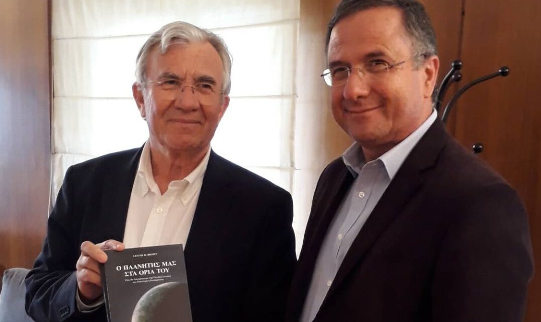 Το δικό μας δεντράκι μεγαλώνει στην καμένη γη της Αττικής