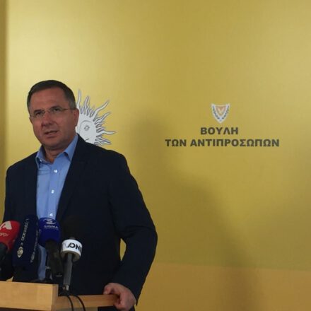 Παραίτηση του Υπουργού Οικονομικών και αποδοχή της από τον Πρόεδρο ζητά ο Περδίκης
