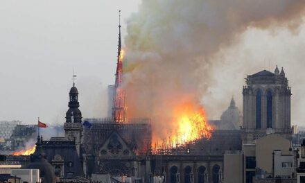 Πλήγμα για την παγκόσμια πολιτιστική κληρονομιά η καταστροφική πυρκαγιά στην Παναγία των Παρισίων