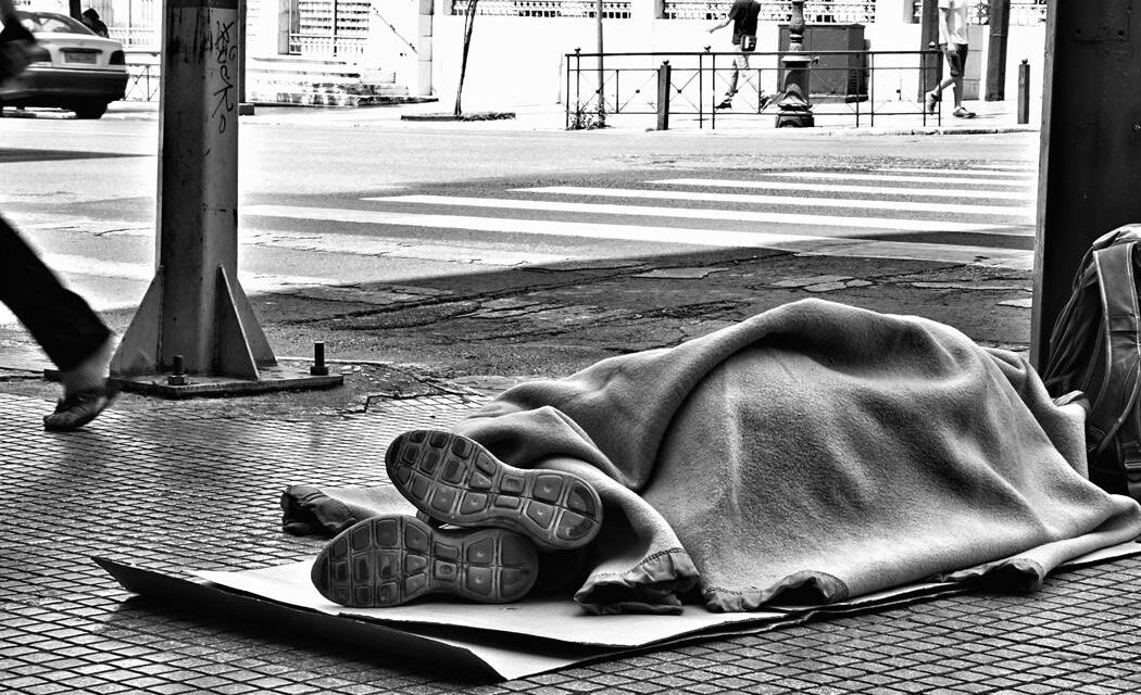 Άστεγοι – έρμαιο της μη – στεγαστικής πολιτικής της Κυβέρνησης
