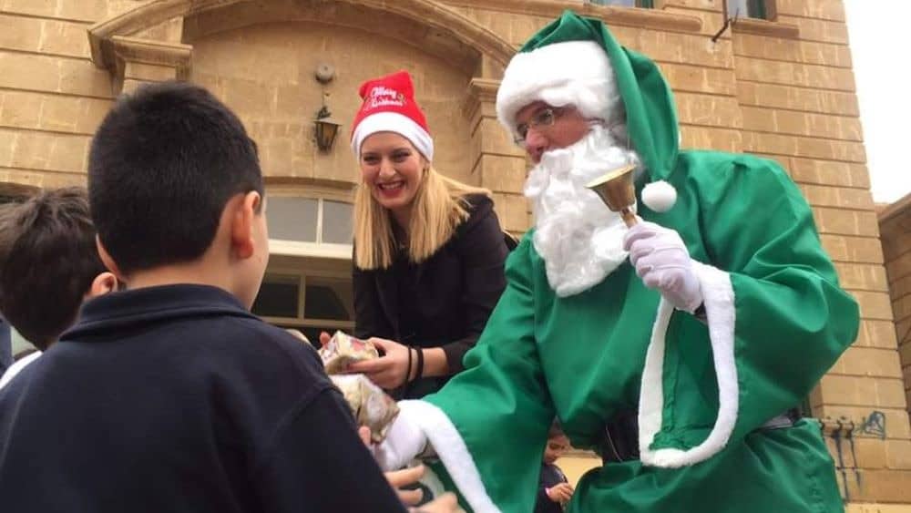 Ο πράσινος Άγιος Βασίλης επισκέπτεται και φέτος το «Ελένειον» νηπιαγωγείο και δημοτικό σχολείο