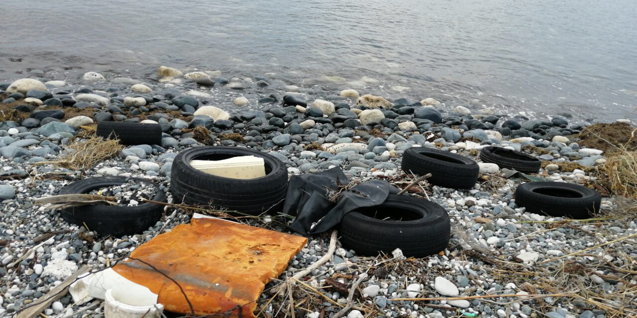 Σκουπίδια και λύματα από το φράγμα του Κούρη καταλήγουν στη Θάλασσα της Λεμεσού – Μήπως ακούει ή βλέπει κανείς;