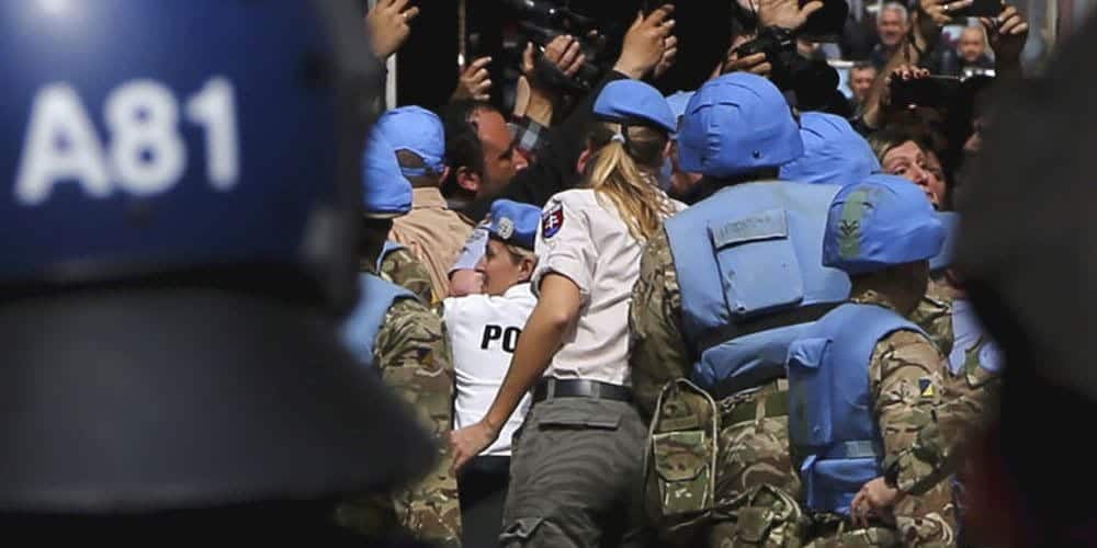 Σύγκρουση και ένταση στη Λήδρας. Οι αστυνομικοί του ψευδοκράτους πίσω από τους διαδηλωτές όπως οι Τούρκοι στρατιώτες στον Έβρο.  Ακόμη μια φορά πολιτικοποιείται το κλείσιμο των οδοφραγμάτων