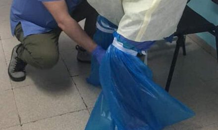 Οι γιατροί με σακούλες σκουπιδιών στα πόδια δεν είναι σίγουρα μια θετική εικόνα για τα νοσοκομεία τους – Να διερευνηθεί άμεσα η υπόθεση. Τι γίνεται με τους αναπνευστήρες;