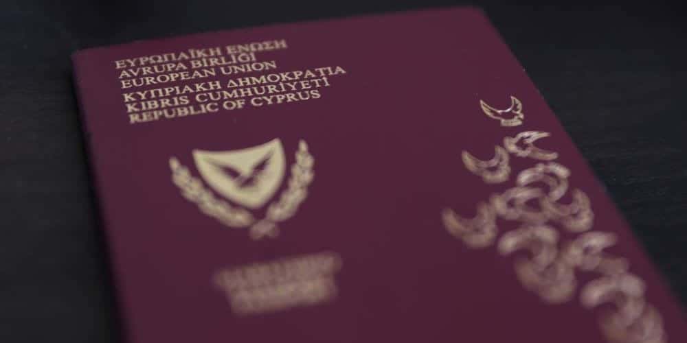 Μπορεί οι μηχανές της οικονομίας να είναι σβηστές, αλλά ο υπουργός Εσωτερικών κοντεύει να κάψει τη μηχανή που παράγει χρυσά διαβατήρια