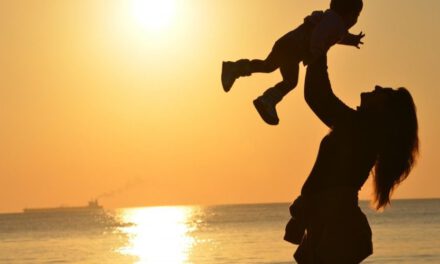 Η παγκόσμια ημέρα της μητέρας μας θυμίζει τις υποχρεώσεις της πολιτείας έναντι της μητρότητας