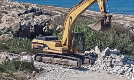 Άμεση αποκατάσταση της ζημιάς του βιότοπου από την κατεδάφιση του παράνομου γεφυριού στην παραλία Κοτσιά