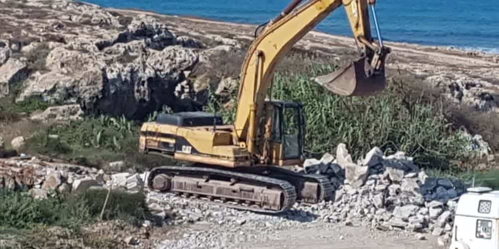 Κατεδαφίστηκε το παράνομο γεφύρι «έκτρωμα» στην παραλία Κοτσιά στην Πάφο