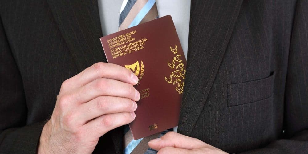 Επιπρόσθετα ερωτηματικά για την αξιοπιστία της Ερευνητικής Επιτροπής για τα «χρυσά διαβατήρια» μετά την απόφαση της Κυβέρνησης για την αύξηση της αντιμισθίας