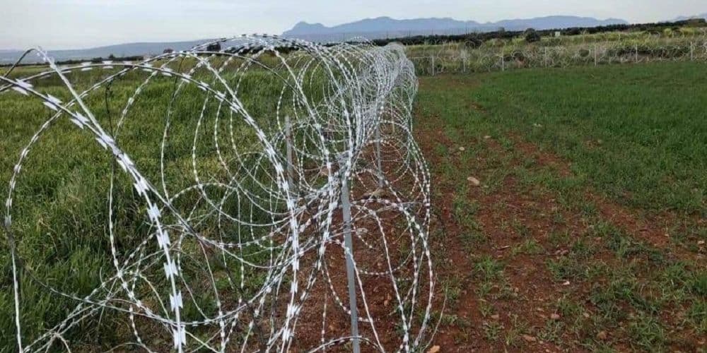 Το συρματόπλεγμα στην γραμμή αντιπαράταξης είναι μια τρύπα στο νερό
