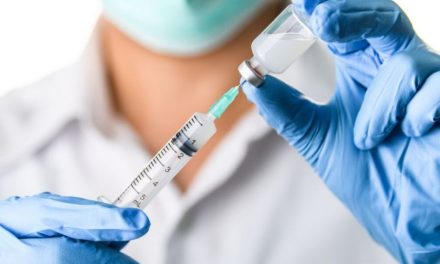 Το εμβολιαστικό πρόγραμμα να επανεξεταστεί λαμβάνοντας υπόψη και τα θρομβοεμβολικά επεισόδια