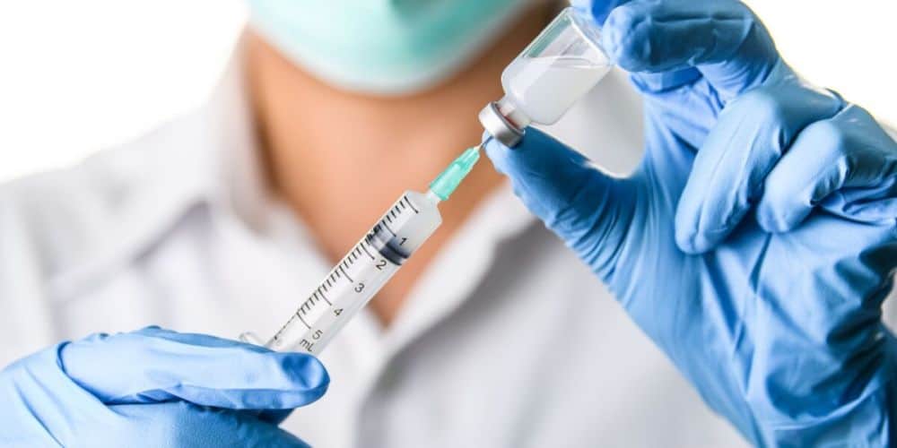 Το εμβολιαστικό πρόγραμμα να επανεξεταστεί λαμβάνοντας υπόψη και τα θρομβοεμβολικά επεισόδια