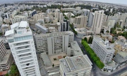 Εκφράζουμε έντονη δυσαρέσκεια για την απόφαση της Κυβέρνησης να παρακάμψει τον Δήμο Λευκωσίας και να εγκρίνει την ανέγερση πολυώροφου κτιρίου στην οδό Κινύρα