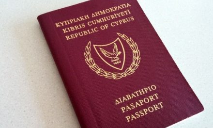 Συνεχίζεται ο διασυρμός, όμως οι διαδικασίες για τα «χρυσά διαβατήρια» προχωρούν με ρυθμούς χελώνας