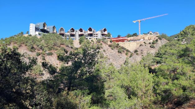 Όργιο οικοδομικών παρεκκλίσεων και παρανομιών στις Πλάτρες