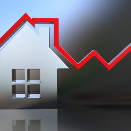 Να μπει φρένο στην ανεξέλεγκτη αγορά ακινήτων από ξένους επενδυτές, μέσω ολοκληρωμένης νομοθετικής ρύθμισης μακριά από προεκλογική ρητορική και πυροτεχνήματα