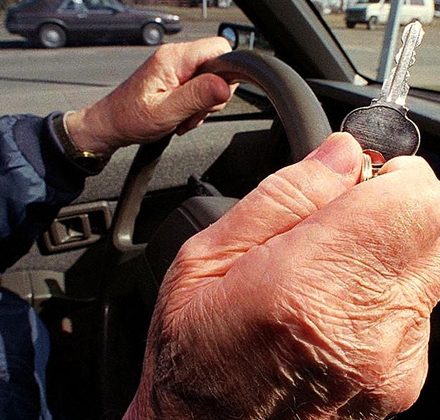 Ασφάλιστρα για ηλικιωμένους οδηγούς: Χρειάζονται δίκαια κριτήρια και κρατική στήριξη