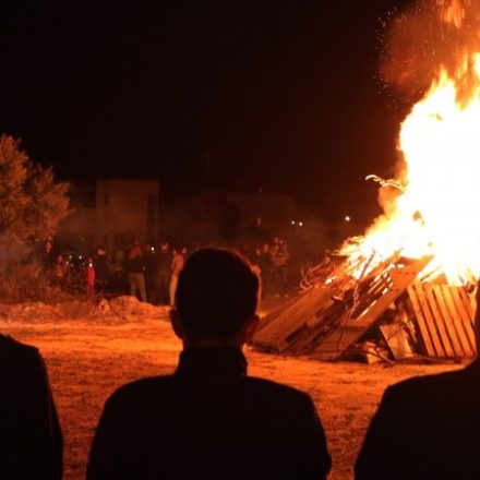 Η κυβέρνηση ψάχνει άλλοθι για τις λαμπρατζιές και μεταφέρει την ευθύνη στη Βουλή αντί να εφαρμόσει τον νόμο