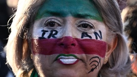 Όχι στη βία και στις ξένες παρεμβάσεις στο Ιράν