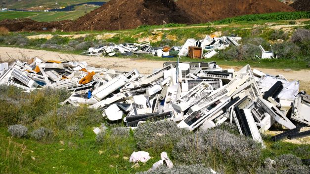 Η κατάσταση στο “Πράσινο Σημείο” της Αγίας Βαρβάρας, αντί να βελτιωθεί, επιδεινώνεται