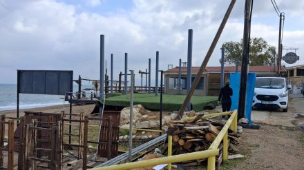 Άμεση παρέμβαση για τις κατασκευές στην παραλία της Πόλης Χρυσοχούς (Λατσί) – Προχωρούν διαδικασίες για αναστολή των εργασιών