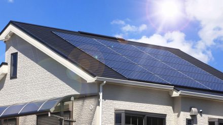 Η κυβέρνηση τιμωρεί τα οικιακά φωτοβολταϊκά και κλείνει την πόρτα της πράσινης ενέργειας σε νέους καταναλωτές