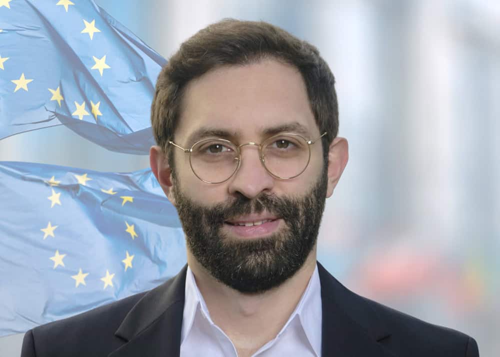 Στις Βρυξέλλες ο Oζ Καραχάν για τις προετοιμασίες του Διεθνούς Λαϊκού Δικαστηρίου για την Κύπρο