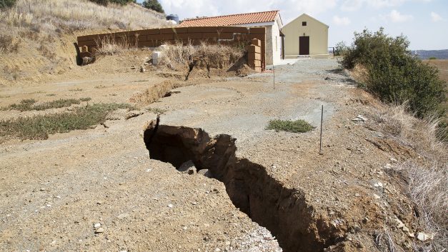 Σταυροβούνι: Το έδαφος υποχωρεί – Η ασφάλεια των ανθρώπων δεν μπορεί να περιμένει